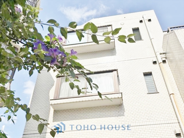 外観 ◆水面に映る◆紅葉を纏った山々を眺め、美しさのあまり感嘆のため息を漏らした事は無いだろうか。いつしか忘れかけていた自然の美しさと力強さを思い出させてくれる、そんな景色がここにもある。