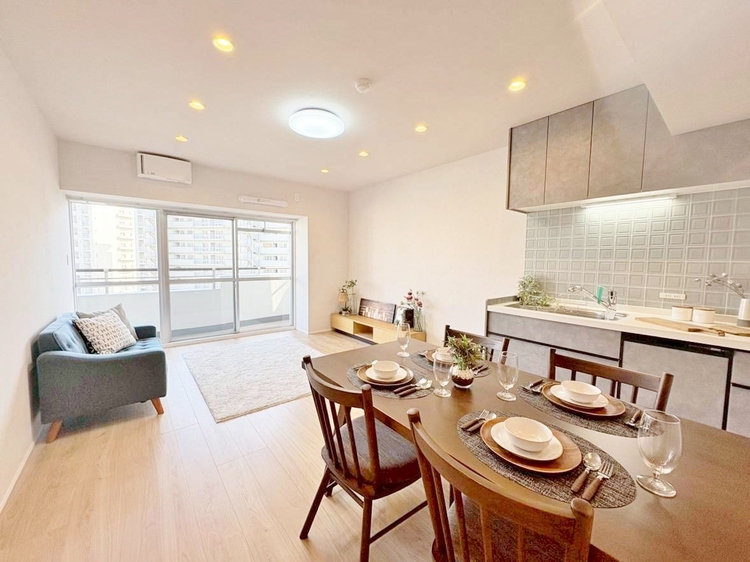 居間 居心地の良い空気感は、暮らしのステージを彩り、心からのやすらぎと満足感を与えてくれます。