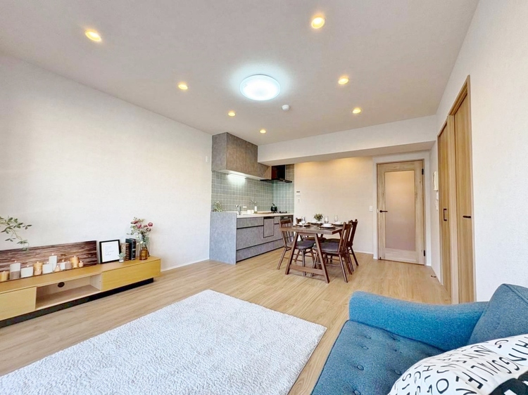 居間 飾り過ぎないシンプルな内装と偏り過ぎないデザインで統一しました。