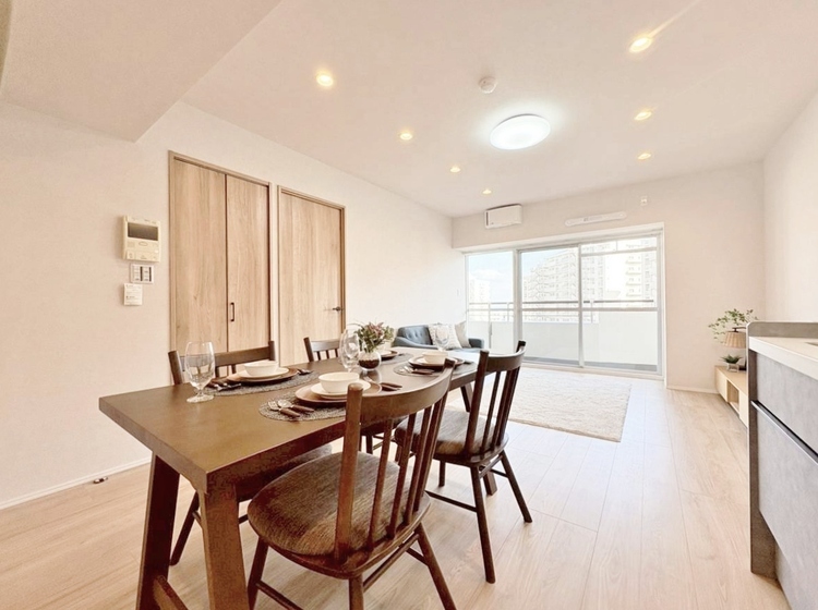 居間 快適に過ごす毎日を求めて、暮らしの中でご自身の「マイホーム」に創り上げてください。