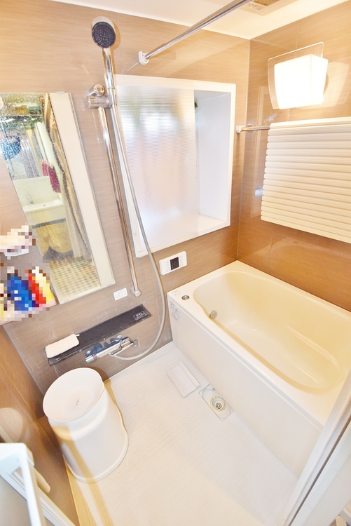 風呂 一日の疲れを癒すバスルームは、心地よいリラックスを叶える清潔感溢れる空間です。