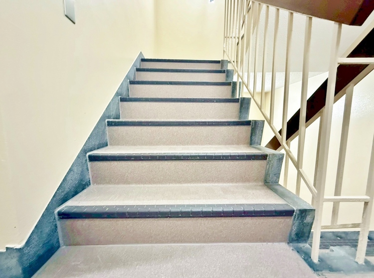 設備 落ち着いた雰囲気の階段。手すりも常設しているので、ゆったりお使いになれます。