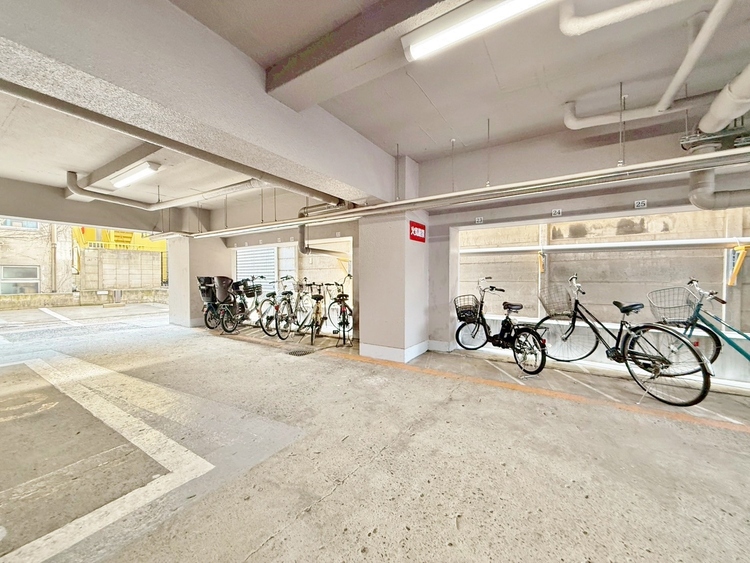 設備 整理整頓された駐輪場で、管理体制の良好さがうかがえます。