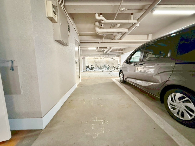 駐車場 本物件の駐車スペースです。車種制限のある場合もございますので、お気軽にお問い合わせくださいませ。
