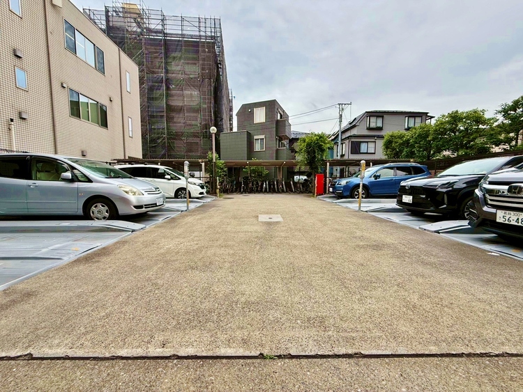 駐車場 本物件の駐車スペースです。車種制限のある場合もございますので、お気軽にお問い合わせくださいませ。