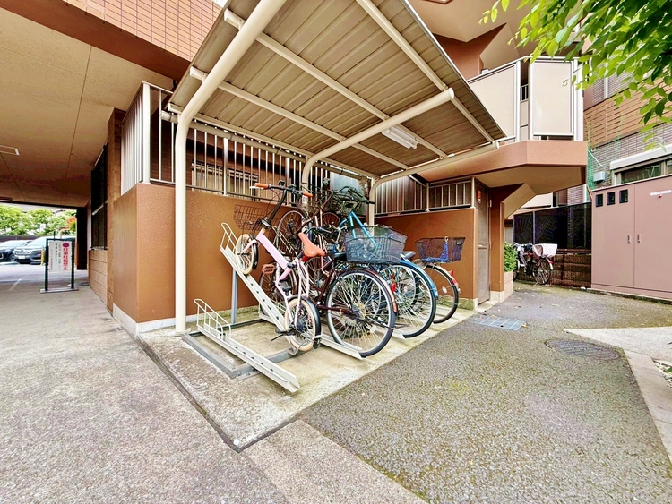 設備 整理整頓された駐輪場で、管理体制の良好さがうかがえます。