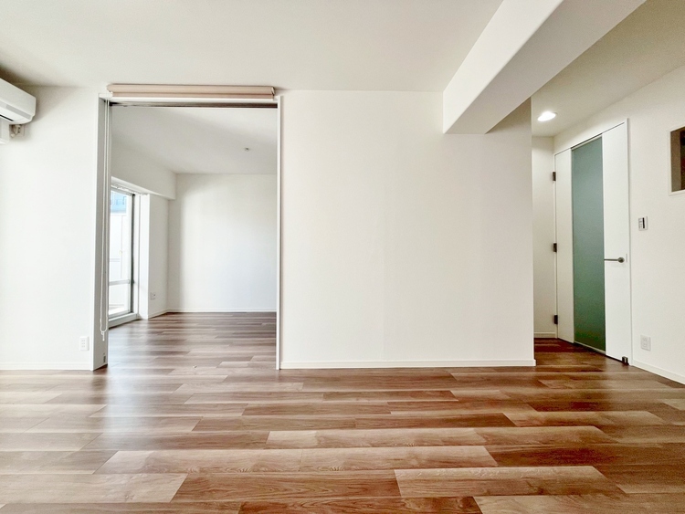 居間 忙しく過ぎゆく日常を置き去るほど、ゆったりした時間が流れるリビング。