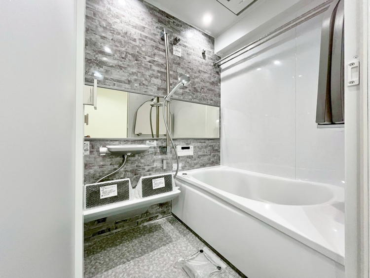 風呂 一日の疲れを癒すバスルームは、心地よいリラックスを叶える清潔感溢れる空間です。