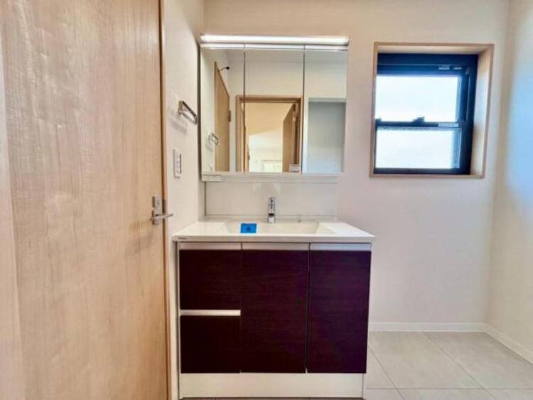 洗面 三面鏡の付いた洗面化粧台は、鏡面裏側にも機能的な収納を配置。普段使いの洗面小物やスキンケア用品などが衛生的に保管できます。