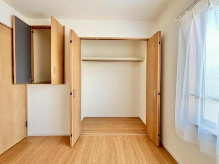 収納 クローゼットは棚やハンガーパイプが付いた使いやすい設計。収納BOXなどもスッキリ収納できます。普段使わない季節用品やトランクなど、大きなものもラクラク収納できます。