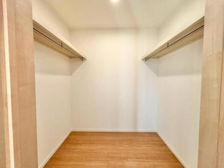 収納 たくさんの洋服をかけることができる収納力と取り出しやすさが魅力のウォークインクローゼット。普段使わない家電やスーツケース、ストック品など何でも片付く嬉しい空間です。