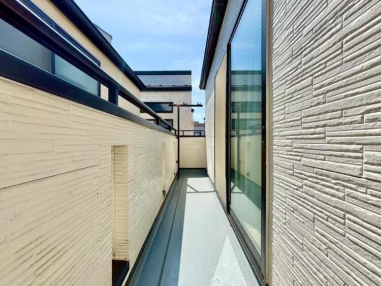 バルコニー 風の通り道。舞い込んでくる風が優しく躍り、室内に爽やかな空気を運んでくる。そこに季節の息吹を感じて、いまがどんな季節なのかを実感する。