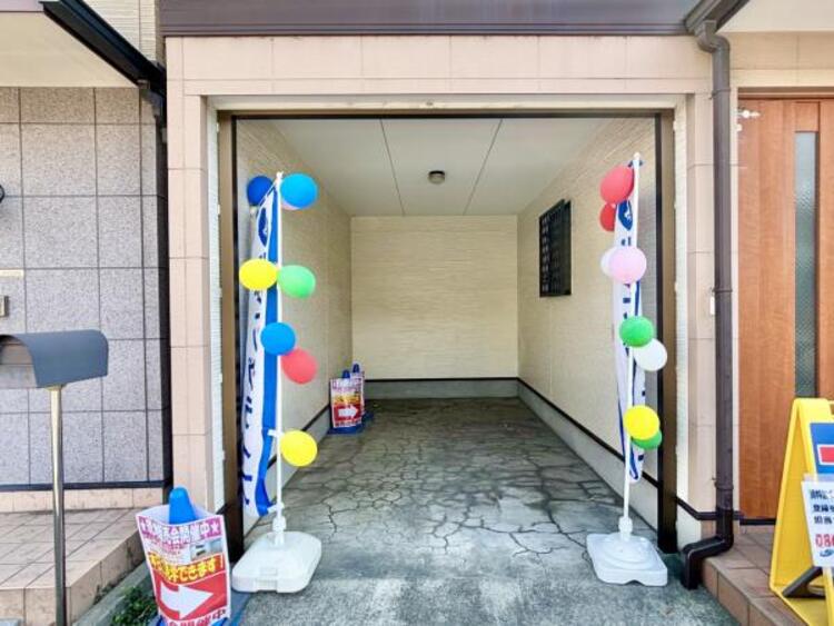 駐車場 建物につながる駐車スペース。重いものの、荷物の出し入れも安心。小さなお子様も安心・安全の乗り降りができます。車が汚れたら洗えるのもうれしいですね。 