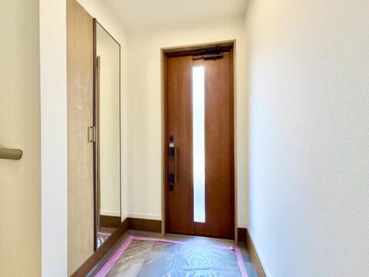 その他 お住まいの顔となる玄関。陽射しを受けて輝く時間、街灯に照らし出される夕暮れ時。様々なシーンで違った表情を見せてくれます。住まう方のプライドを満たすクオリティを備えています。