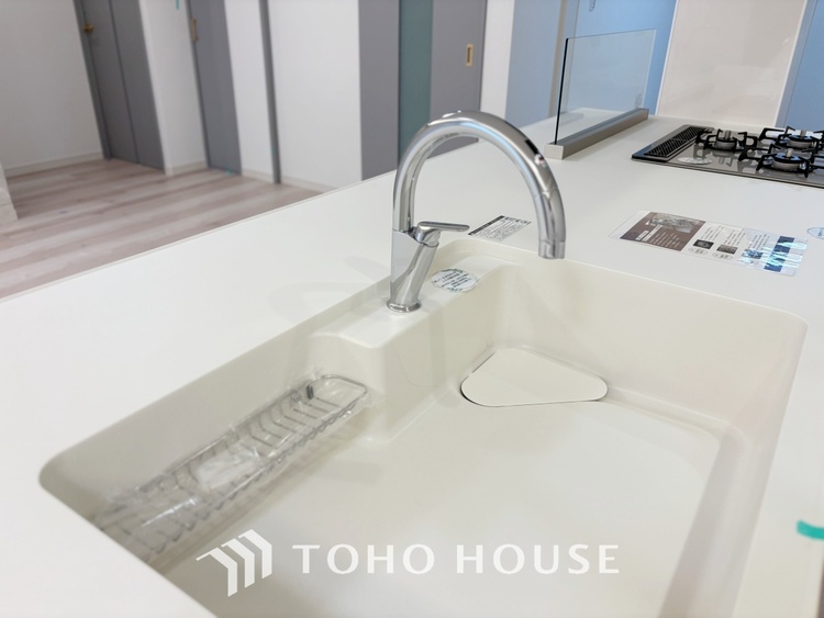 キッチン 【Kitchen】キッチンは家族の絆を育む大切な空間。シンプルで使い易いSystemKitchenで愉しく作る料理は愛情のある美味しいご馳走に。