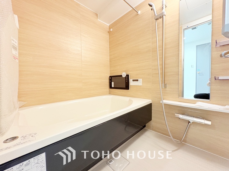 風呂 【Bathroom】『一日の疲れを落としてくれる場所は、一番落ち着く場所でなければならない』高級感溢れるカラーと大きさ・柔らかな曲線で構成された半身浴も楽しめるバスタブが心地よさをもたらします。