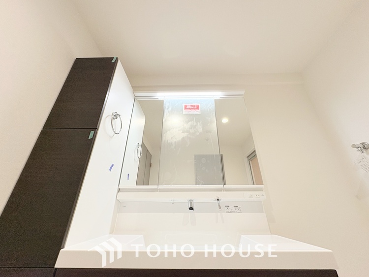 洗面 【Wash basin】十分な大きさの洗面台は収納もさる事ながら、身だしなみチェックや歯磨きなど、朝の慌ただしい時間でもホテルライクなスペースで余裕とゆとりを感じて頂けます。