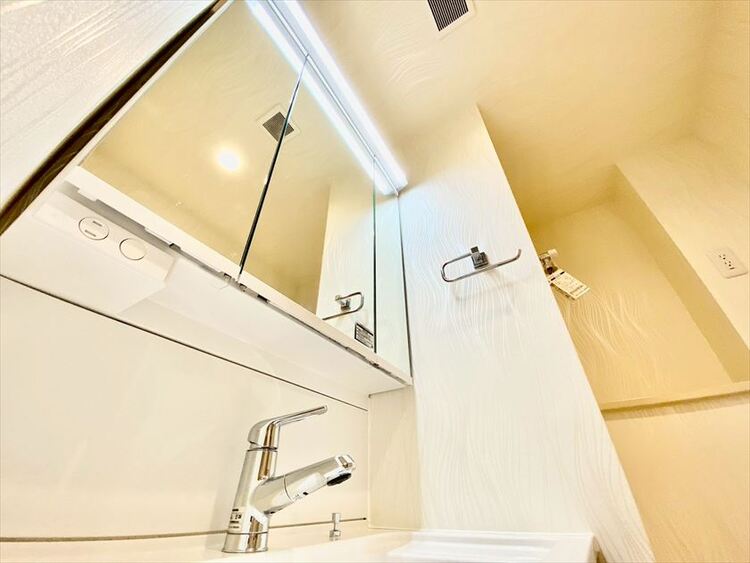 洗面 【WASHROOM】◆快適◆煌びやかな暮らしの中にも忘れたくない快適さ。大きな収納が助けてくれます。