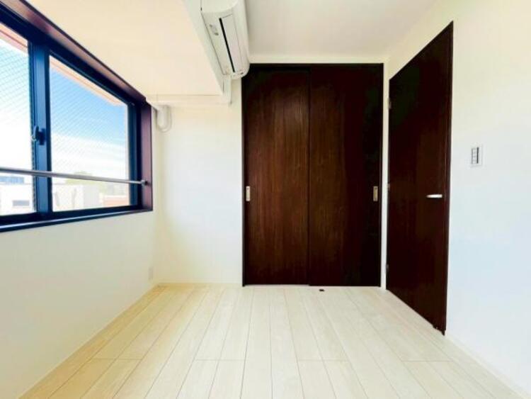 内装 穏やかな寛ぎあじわえるお部屋では有意義な時間がつくれます!!大きな窓からと陽光が注がれる明るい空間!光もアクセントの一つとして。一人時間も充実したものにできるプライベートルームは日々を豊かにします!