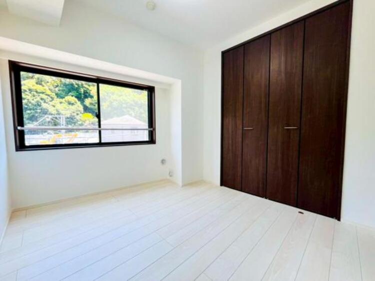 内装 居室はひとり時間を過ごせる安らげるお部屋として活用できます!収納スペースあり!荷物が多くても十分!ベッドや勉強机、テレビなどを置きたい場合におすすめ!過ごす時間が長くてもゆったり過ごせそうですね!