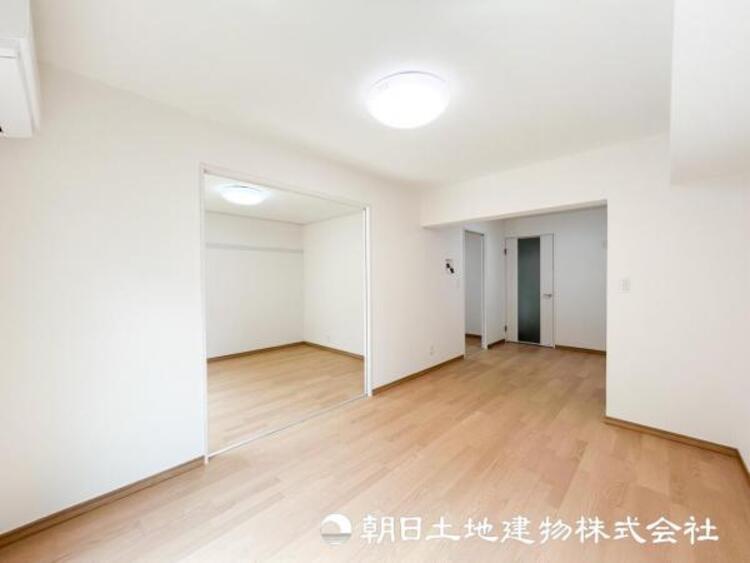 居間 【リビング】大切なご家族、招いた友人と過ごすひと時を溢れる光が優しく包み込む空間。充実した住空間は心を豊かにします。