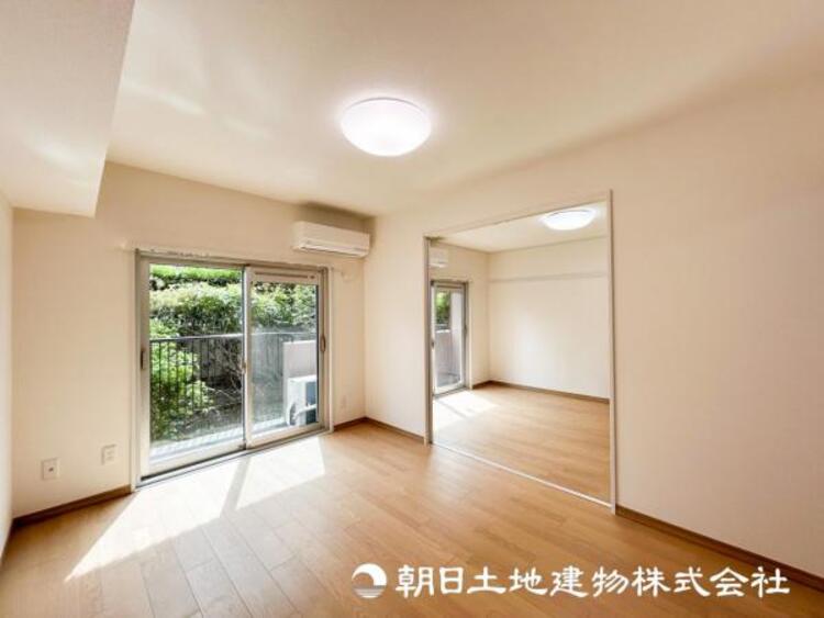 居間 【リビング】リビングにはみんなが集い食事や楽しい会話でついつい時を忘れてしまう。そんな束の間の幸せを感じさせてくれる場所。