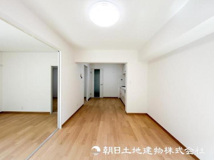 居間 【リビング】開放的で明るい空間が広がるLDK。リビングには潤沢な太陽が降り注ぎ、爽やかな住空間を演出できます。