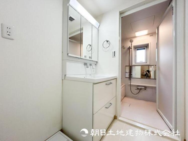 洗面 【洗面化粧台】広々とした洗面台は日々の身だしなみチェックや歯磨きなど、朝の慌ただしい時間でも心に余裕とゆとりが生まれます。