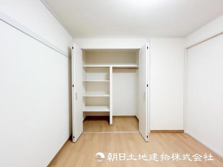 収納 【収納】たっぷりの収納スペースがあれば、季節物の衣類もすっきりしまえるので衣替えも楽ちんで快適に暮らせそうです。