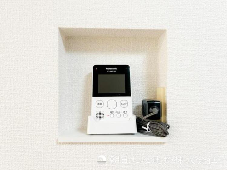 設備 【モニター付インターホン】お子様のお留守番にも安心なＴＶモニタ付インタホン。来客者を確認できる上に留守中の録画もできます。