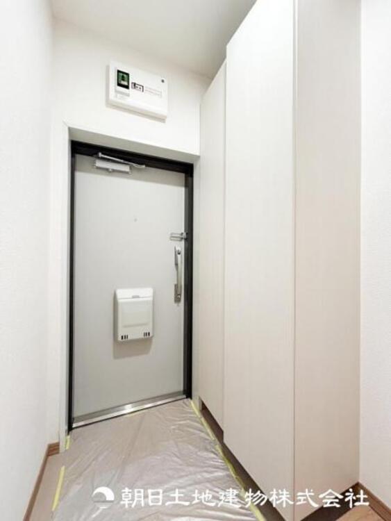 その他 【玄関】温かい空気が溢れる玄関がお出迎えする本物件。この場所には「温もり」で包み込んでくれる安心できるな空間があります。