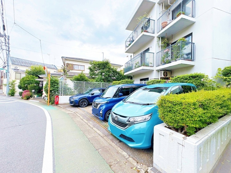 駐車場 本物件の駐車スペースです。車種制限のある場合もございますので、お気軽にお問い合わせくださいませ。