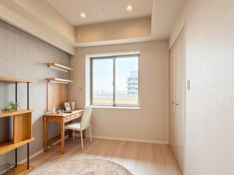 内装 【家具・小物（調度品）は販売価格に含まれません】お子様が勉強など出来る自分のお部屋のご用意もございます。二段ベッドや大型のタンスなどの配置も可能です。