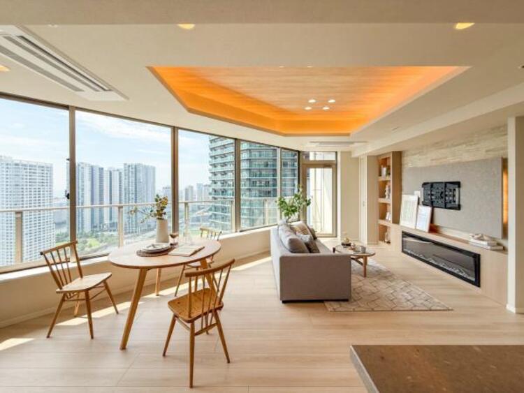 居間 【家具・小物（調度品）は販売価格に含まれません】安らぎの日々のために最新の設備・仕様を採用しました。笑顔の毎日をここでお過ごしください。