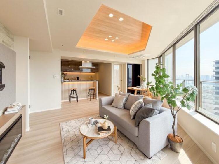 居間 【家具・小物（調度品）は販売価格に含まれません】くつろげるリビングは話に夢中になりすぎて、ついつい時間を忘れてしまう。そんな束の間の幸せを感じさせてくれる場所です。