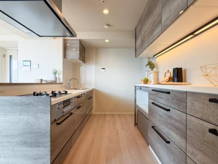 キッチン リビング全体が見渡せる対面式システムキッチン。お子様達がいつもママのそばにいられる安心感も生まれます。食事の用意をしながらご家族との会話も弾み笑顔溢れる空間です。