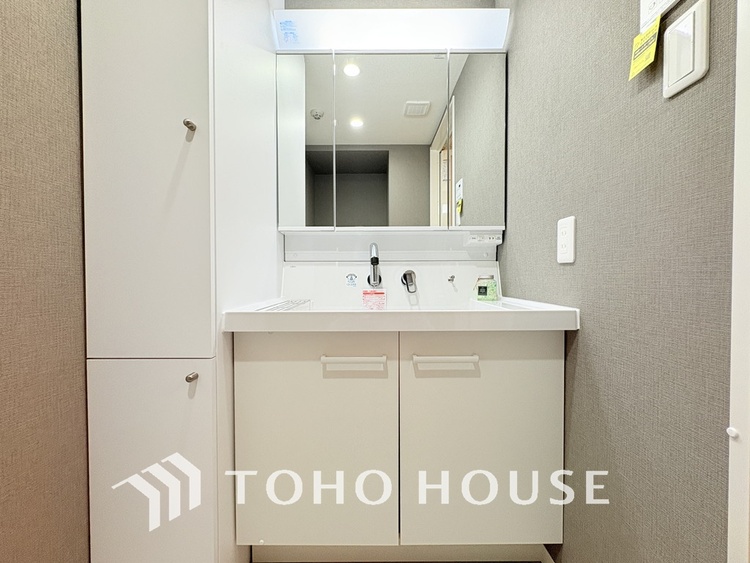 洗面 白を基調とした清潔感のある洗面室で朝の身支度も快適に