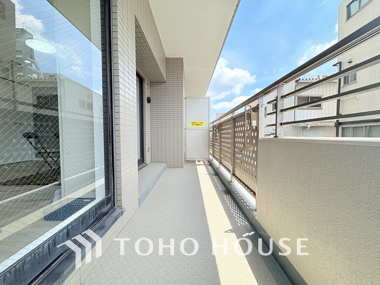 バルコニー 日当たりの良いバルコニーで晴れの日の洗濯物も楽しみになりますね