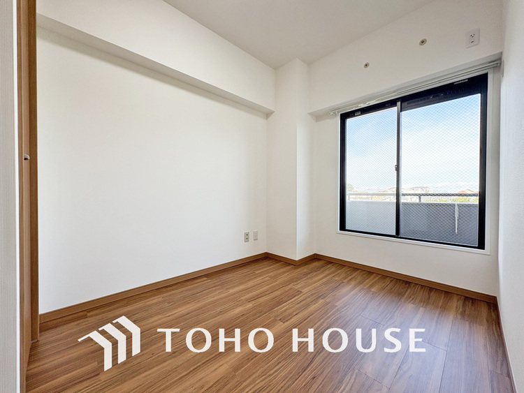 内装 採光もある洋室は、くつろぎのひと時を過ごすのにぴったり