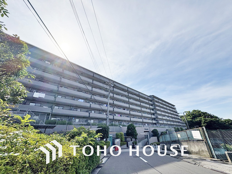 外観 〜新規リノベーション済住戸〜閑静な高台に立地〜多目的ホールやプールなど共有施設充実〜