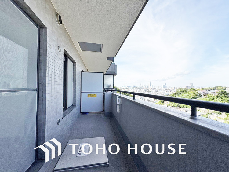 バルコニー 日当たりの良いバルコニーで晴れの日の洗濯物も楽しみになりますね