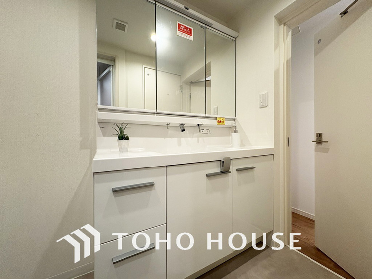 洗面 新規設置の洗面化粧台。収納豊富で使い勝手の良い3面鏡です