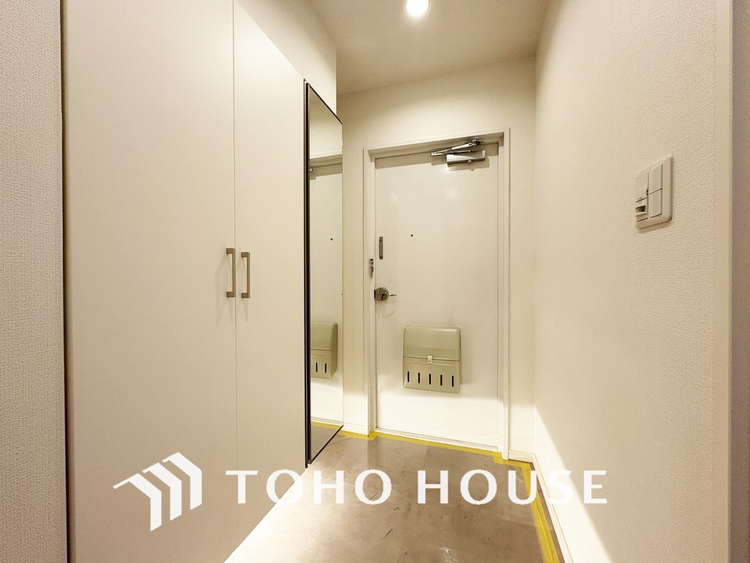 玄関 飾り過ぎないシンプルな内装の玄関