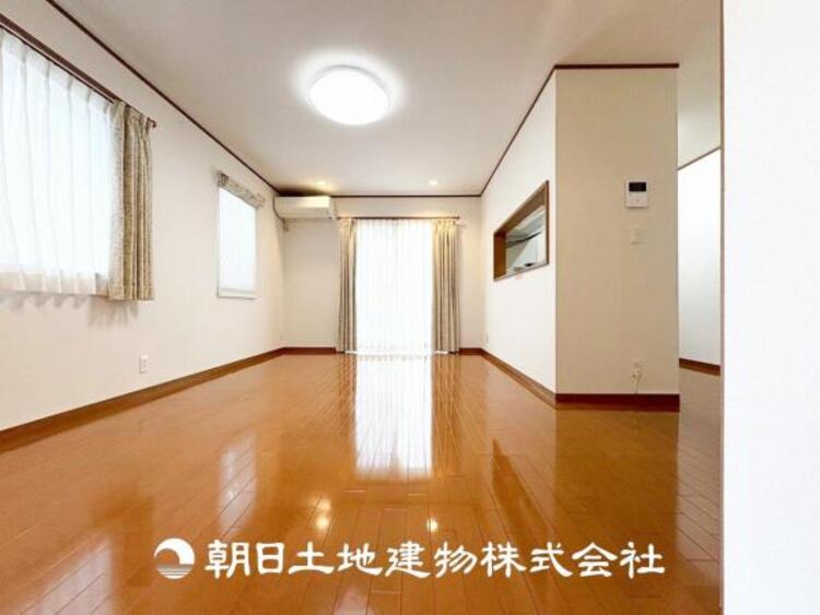 居間 【リビング】1日の中で最も長い時間を過ごすことになるリビングだからこそ、いつも笑顔があふれる空間であるように。広々とした空間から幸せな未来を。1日の中で最も長い時間を過ごすリビングは、笑顔があふれる空間です。広々とした空間から幸せな未来を。