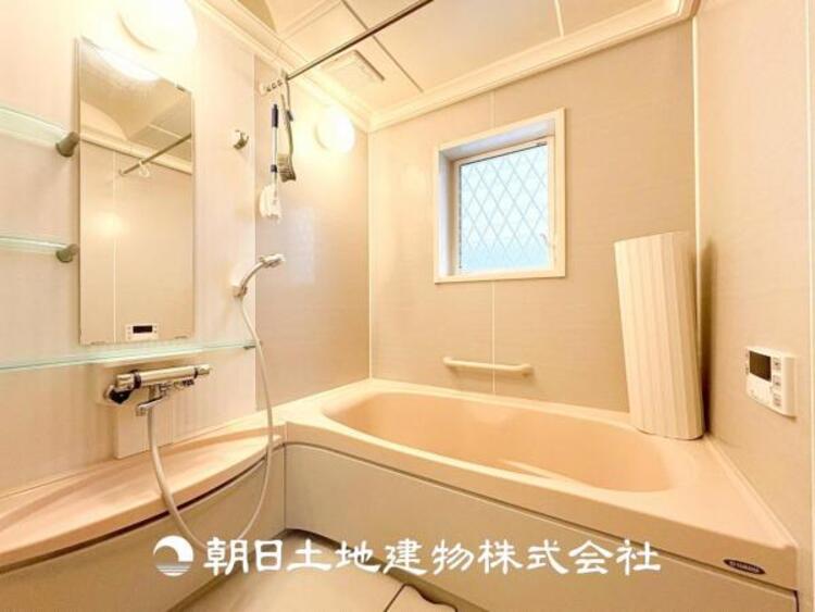風呂 【浴室】上品な色合いが魅力のバスルームは、ほっと落ち着く空間を作り出しています。広々とした浴槽で体を癒やしながら、疲れを取り除けるような仕様です。お子様と一緒に楽しく入るのもいいですね。