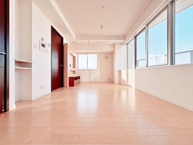 居間 居心地の良い空気感は、暮らしのステージを彩り、心からのやすらぎと満足感を与えてくれます。