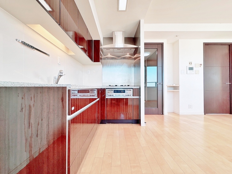 キッチン スマートな意匠と充実の機能を備えたキッチンが、暮らしにおいしい彩りを添えます。