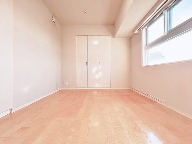 寝室 ベッドも十分に設置するスペースがあります。