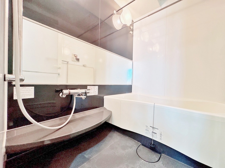 風呂 一日の疲れを癒すバスルームは、心地よいリラックスを叶える清潔感溢れる空間です。