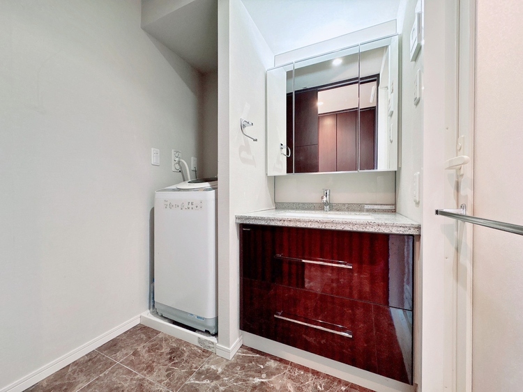 トイレ 清潔感と心地よさを重視した、上質感漂うパウダールーム。